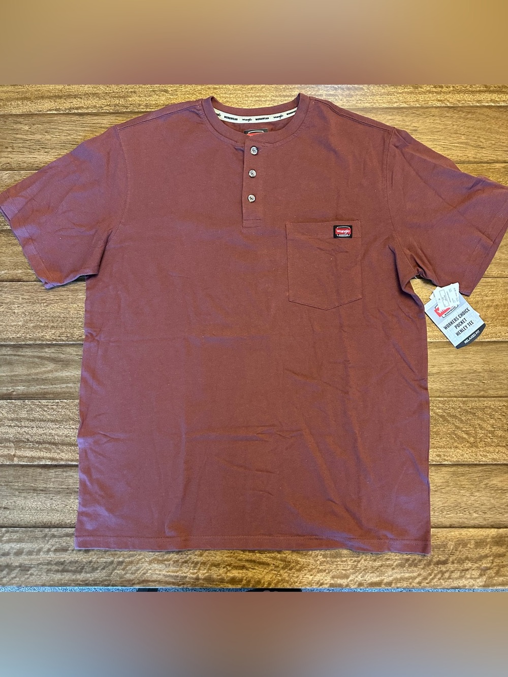 Wrangler Short-Sleeve Henley Pocket Tee in Burgundy A218